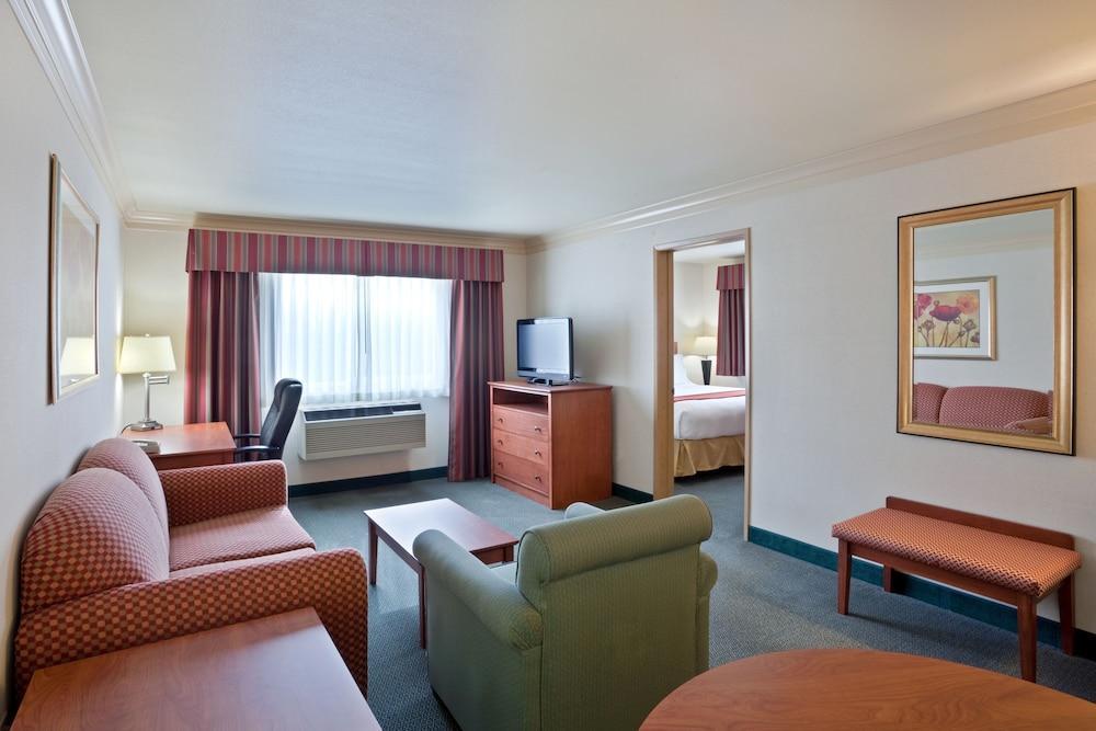 Holiday Inn Express Hotels & Suites Burlington, An Ihg Hotel Bagian luar foto