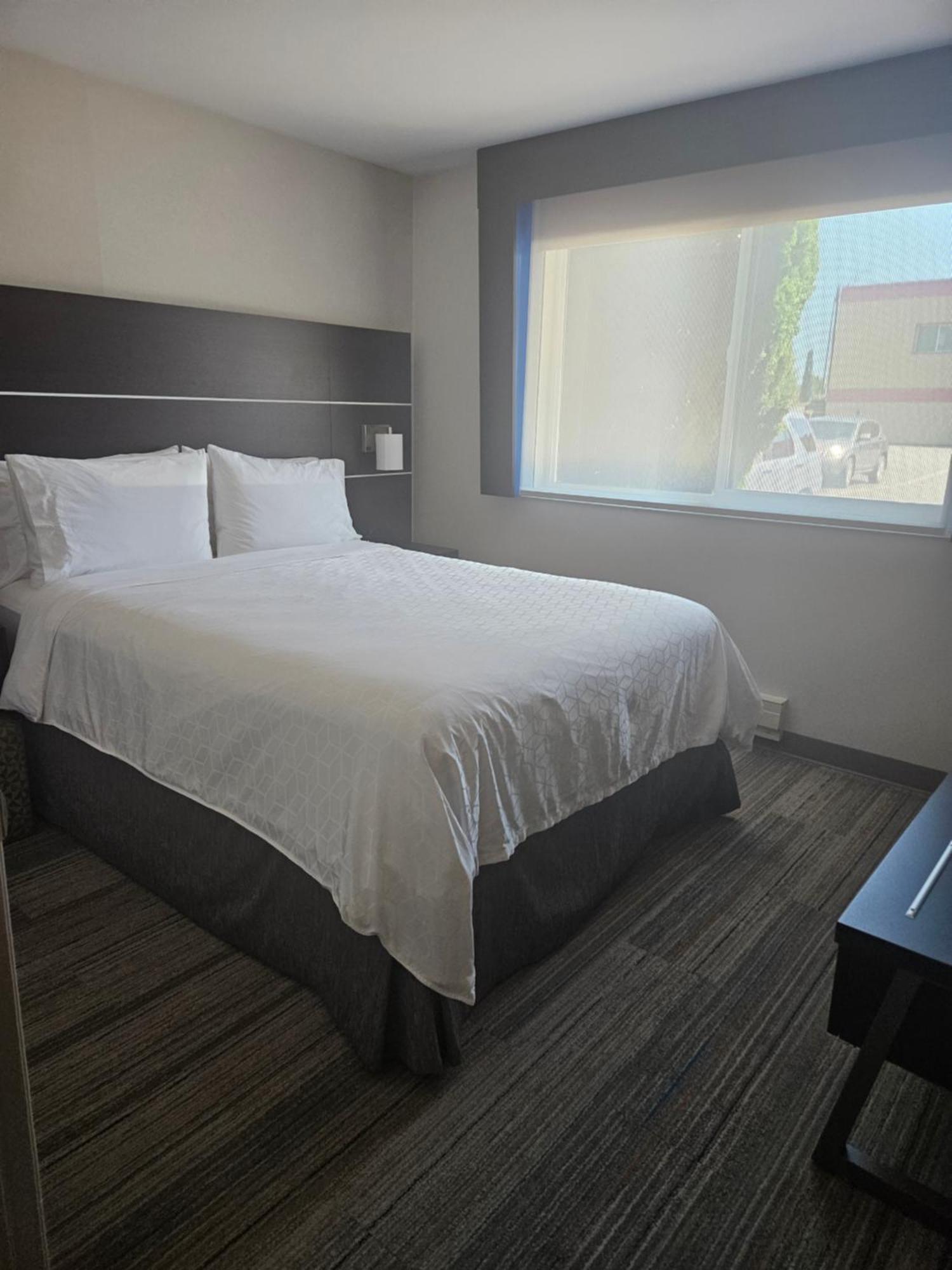 Holiday Inn Express Hotels & Suites Burlington, An Ihg Hotel Bagian luar foto